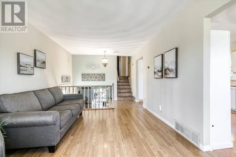 26 Monique Crescent — photo 17 of 40