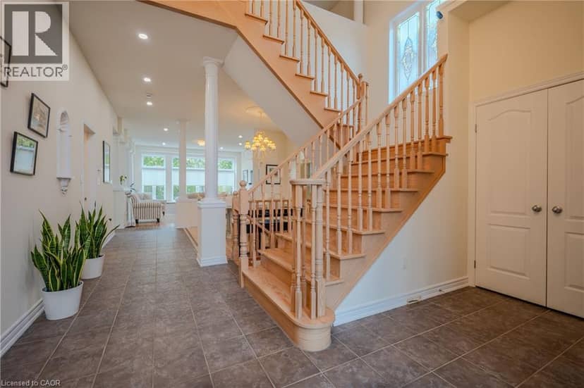 79 MOORLAND Crescent — photo 4 of 39