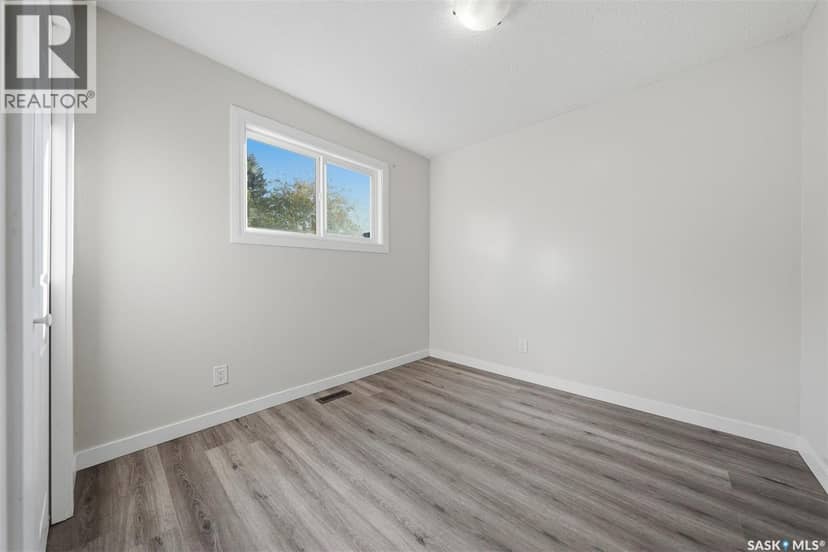3817 Diefenbaker DRIVE — photo 14 of 40