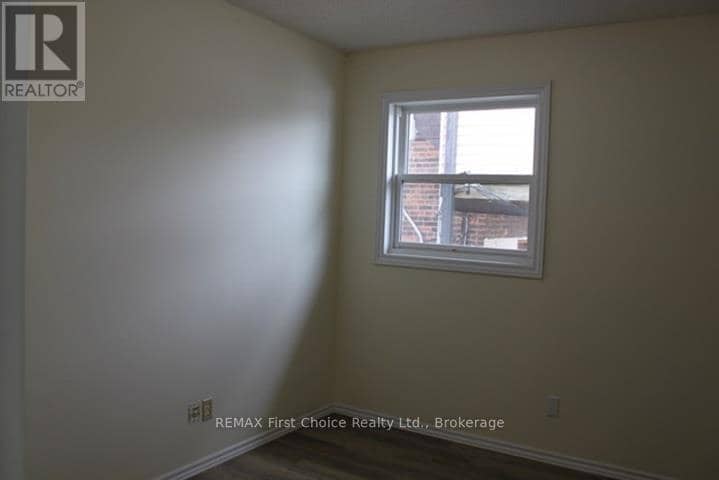 129 McKellar Street N — photo 6 of 10