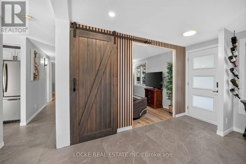 1501 Queenswood Crescent — photo 16 of 40