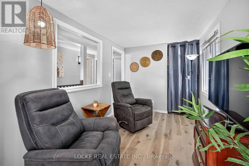 1501 Queenswood Crescent — photo 17 of 40