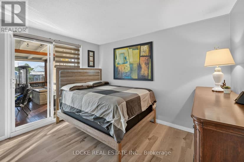 1501 Queenswood Crescent — photo 24 of 40