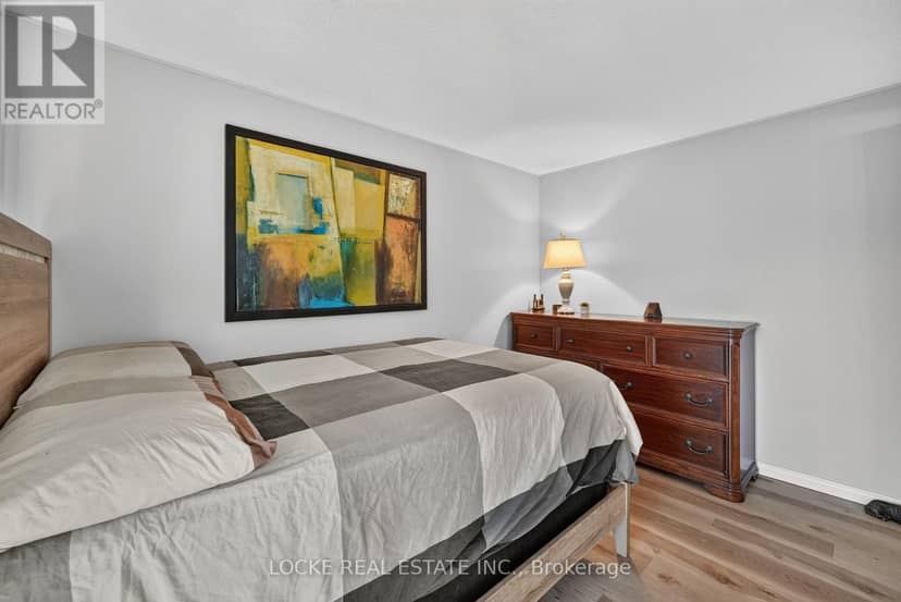 1501 Queenswood Crescent — photo 25 of 40