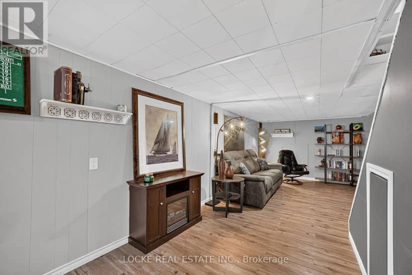 1501 Queenswood Crescent — photo 30 of 40