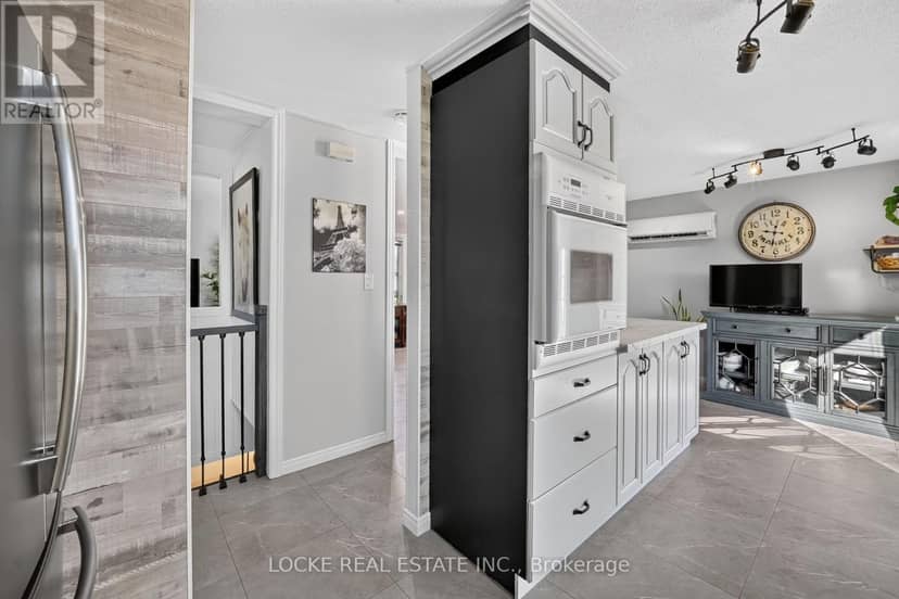1501 Queenswood Crescent — photo 9 of 40