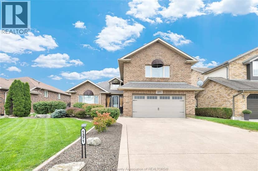 1371 Matthew Crescent — photo 2 of 40