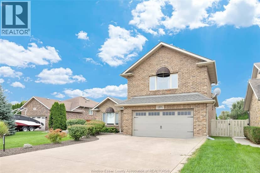 1371 Matthew Crescent — photo 4 of 40