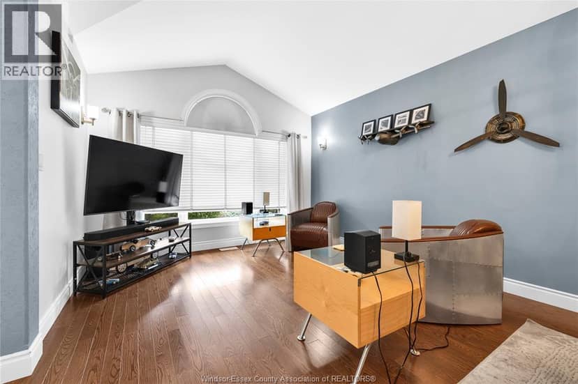 1371 Matthew Crescent — photo 7 of 40