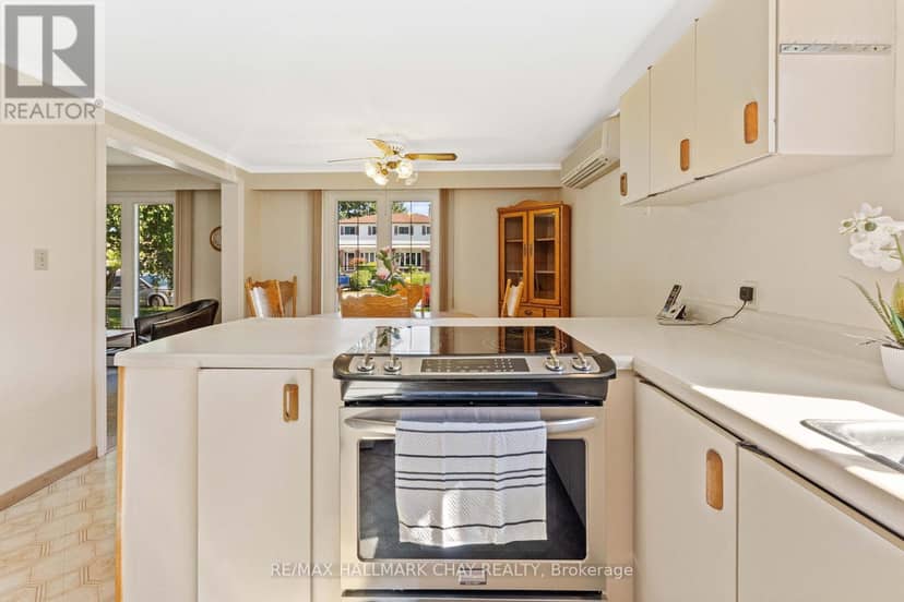 32 Park Crescent — photo 12 of 33