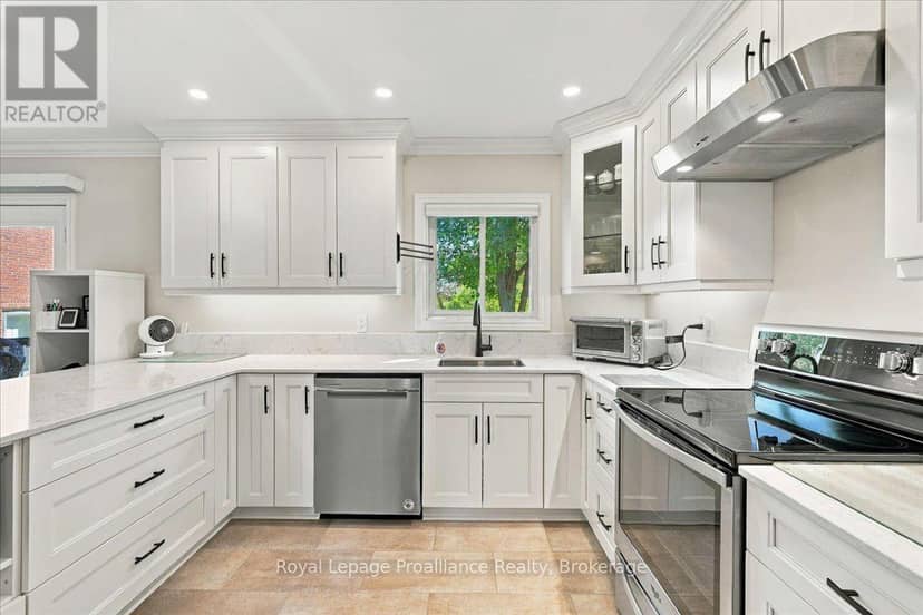 224 Dundas Street W — photo 12 of 40