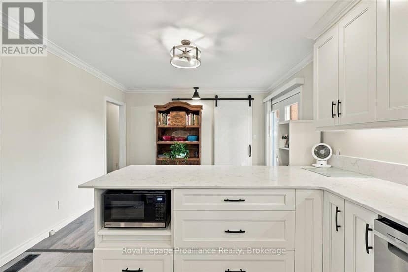 224 Dundas Street W — photo 17 of 40