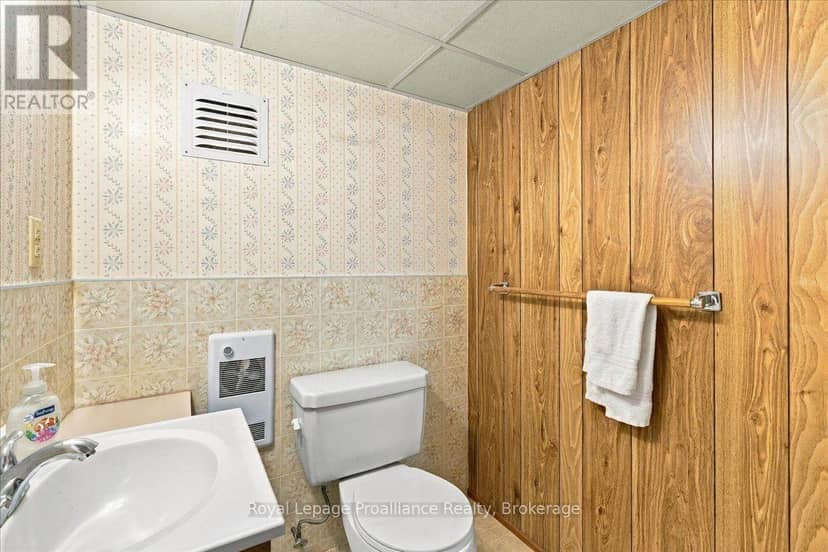 224 Dundas Street W — photo 29 of 40