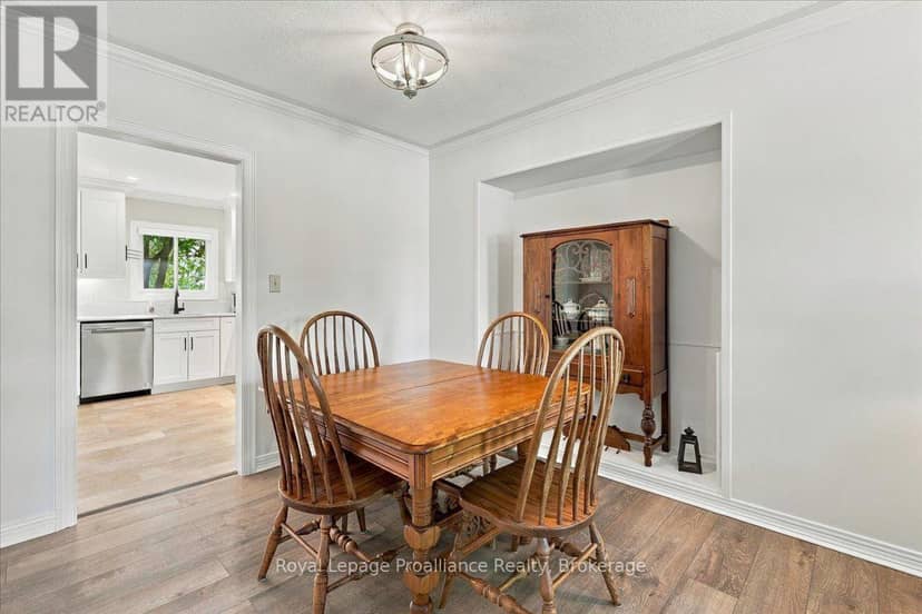224 Dundas Street W — photo 9 of 40
