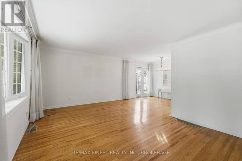 746 Laidlaw Crescent — photo 14 of 40