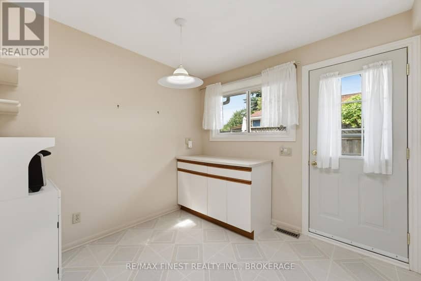 746 Laidlaw Crescent — photo 8 of 40