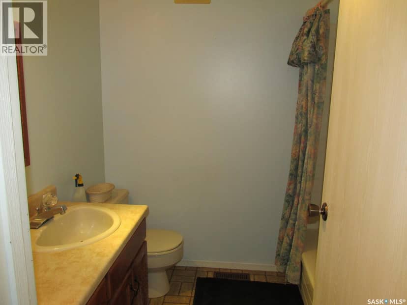 412 Guloien AVENUE — photo 17 of 34