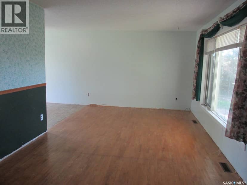 412 Guloien AVENUE — photo 5 of 34