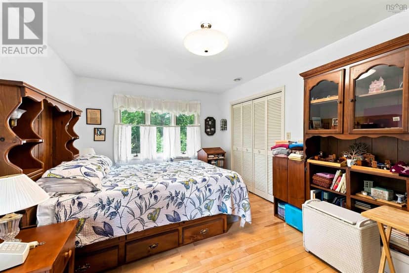 72 Maple Drive — photo 15 of 33