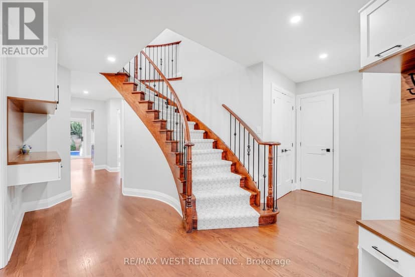 1136 Goodson Crescent — photo 3 of 17