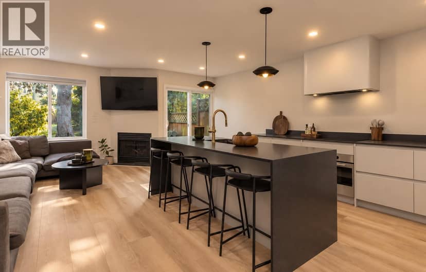16 40200 GOVERNMENT ROAD, Squamish