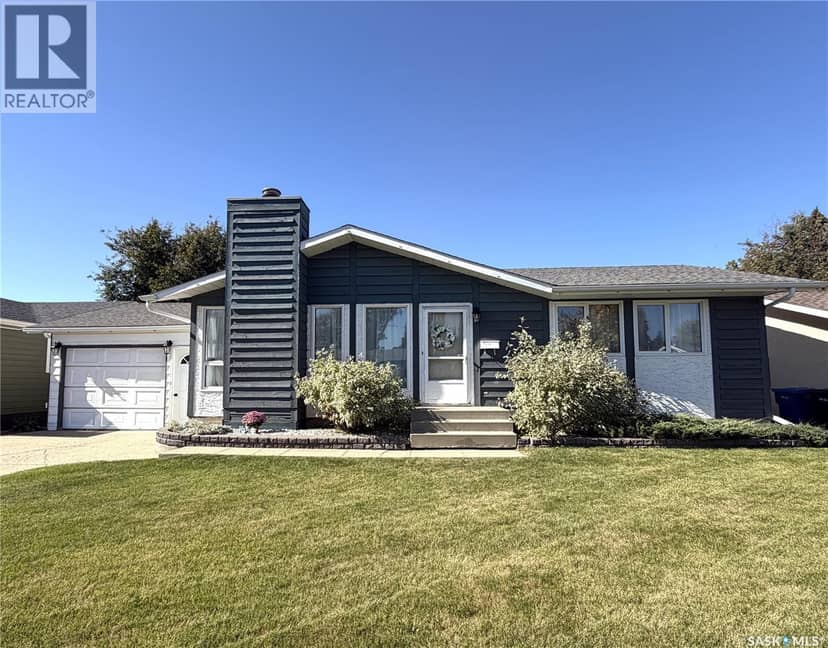 11033 Martin CRESCENT — photo 1 of 36
