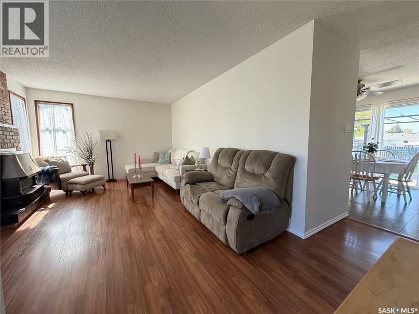 11033 Martin CRESCENT — photo 3 of 36