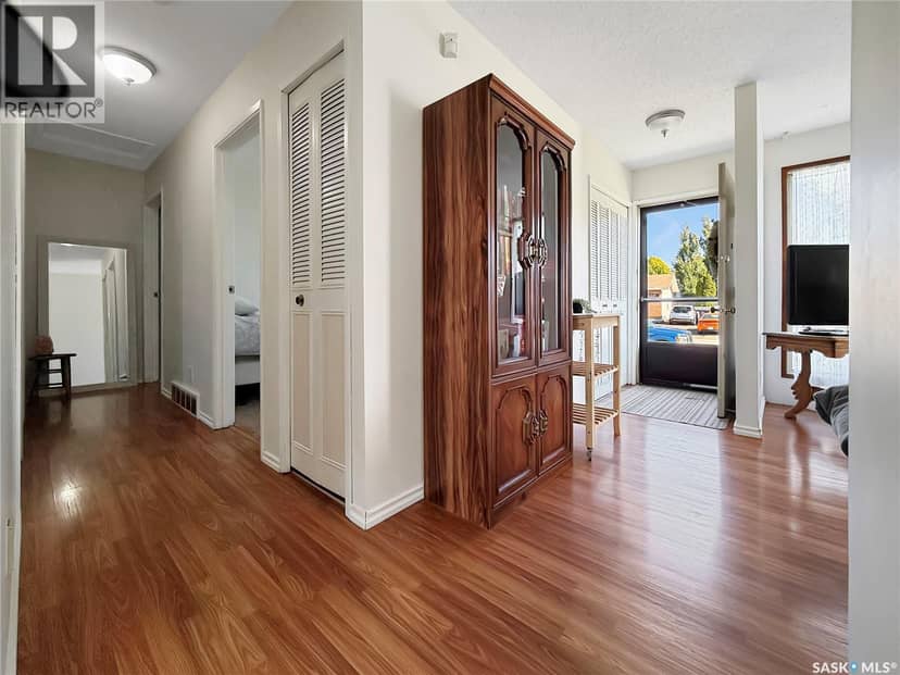11033 Martin CRESCENT — photo 4 of 36