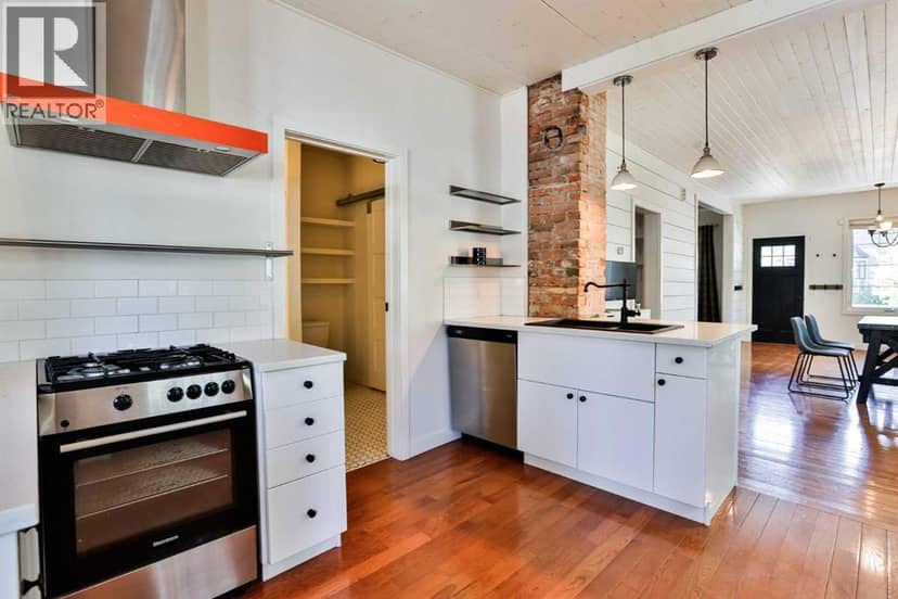 937 10 Street S — photo 11 of 27