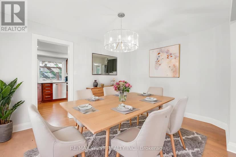 1136 Goodson Crescent — photo 5 of 17