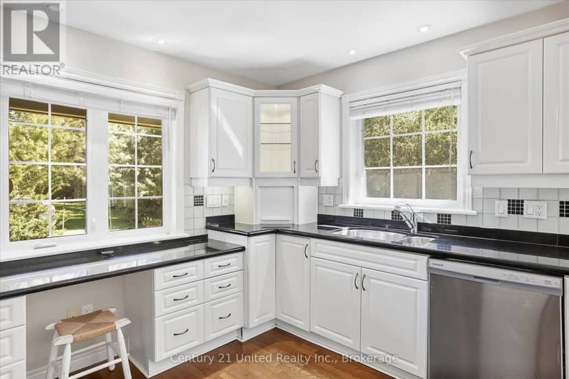 611 - 1742 Ravenwood Drive — photo 12 of 40