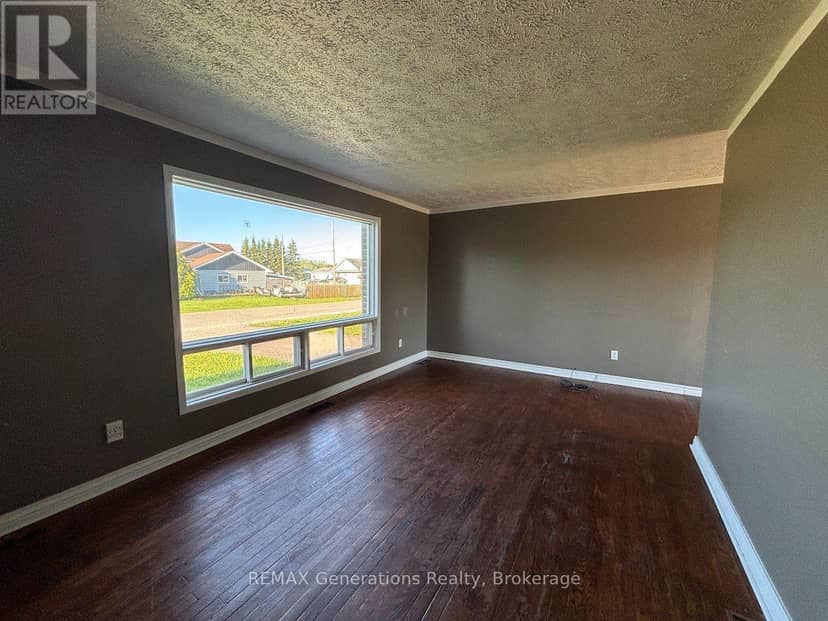 31 Brooks Street, Manitouwadge, photo 3