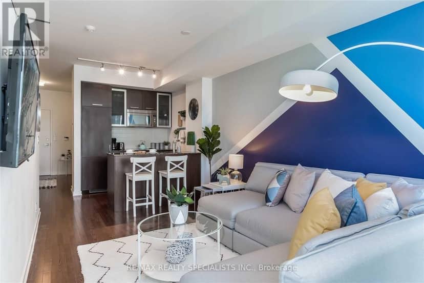 703 - 12 York Street — photo 2 of 18