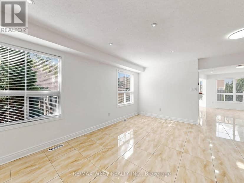 63 Echo Ridge Crescent — photo 4 of 40