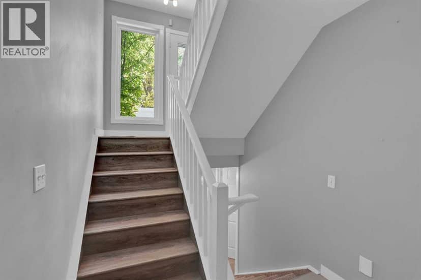 118 Candle Terrace SW, Calgary, photo 3