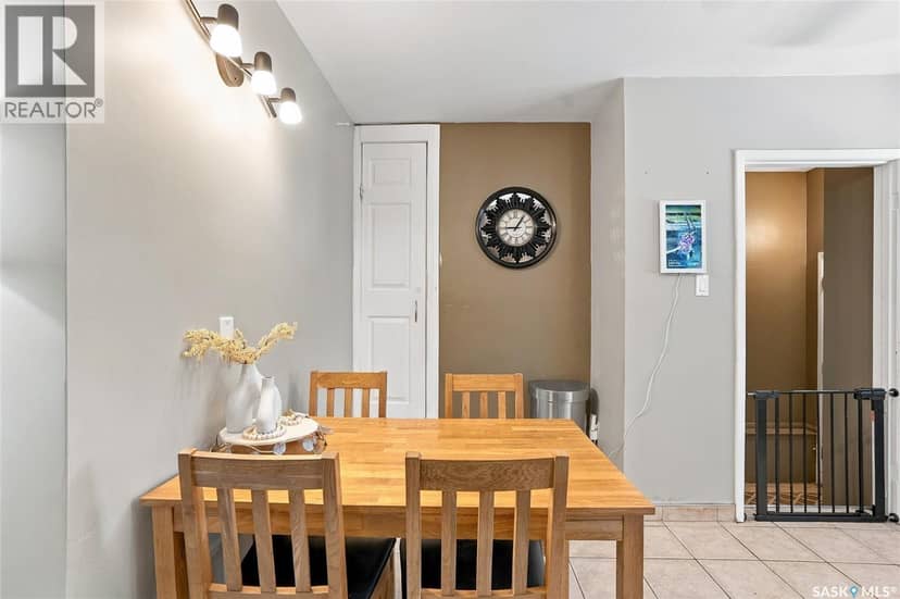 2518 Ewart AVENUE — photo 9 of 40