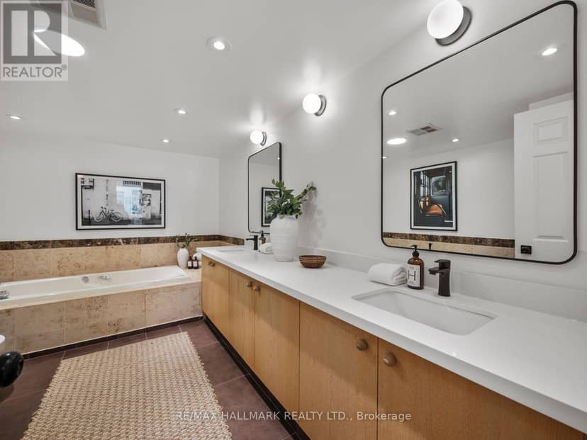 305 - 25 George Street — photo 28 of 40