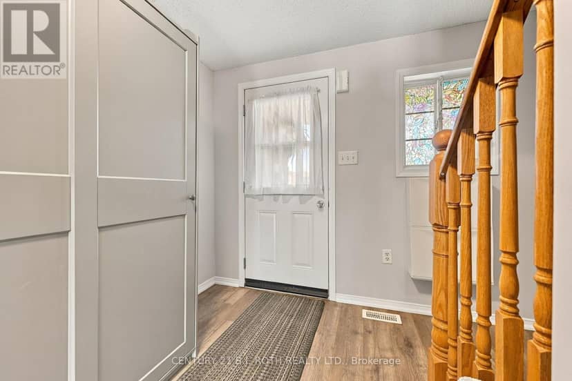 75 Courtney Crescent — photo 4 of 37