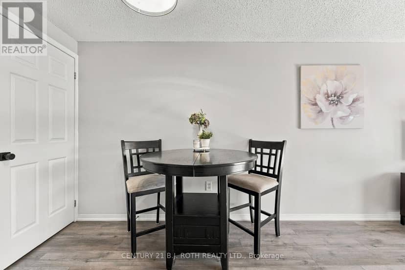 75 Courtney Crescent — photo 8 of 37