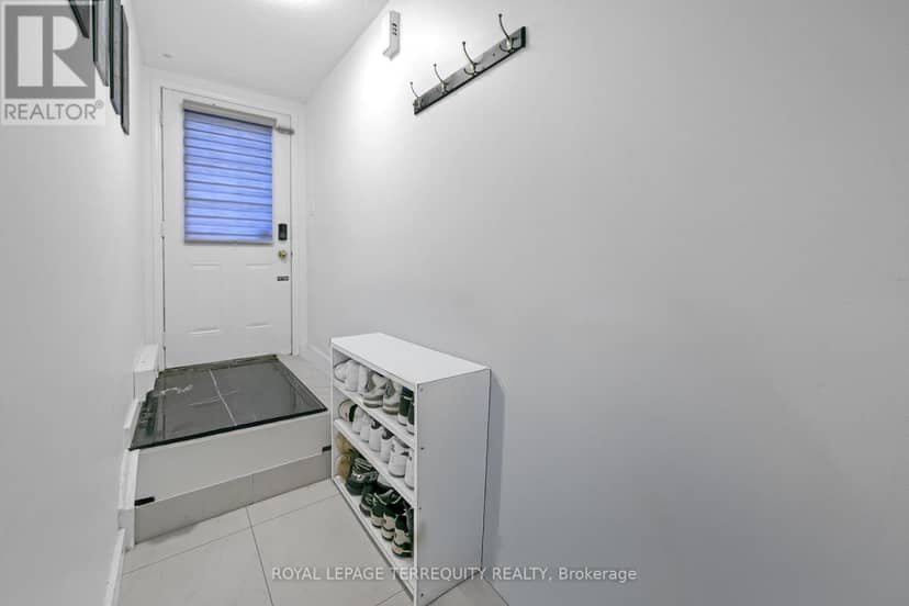 124 - 75 Turntable Crescent — photo 5 of 23