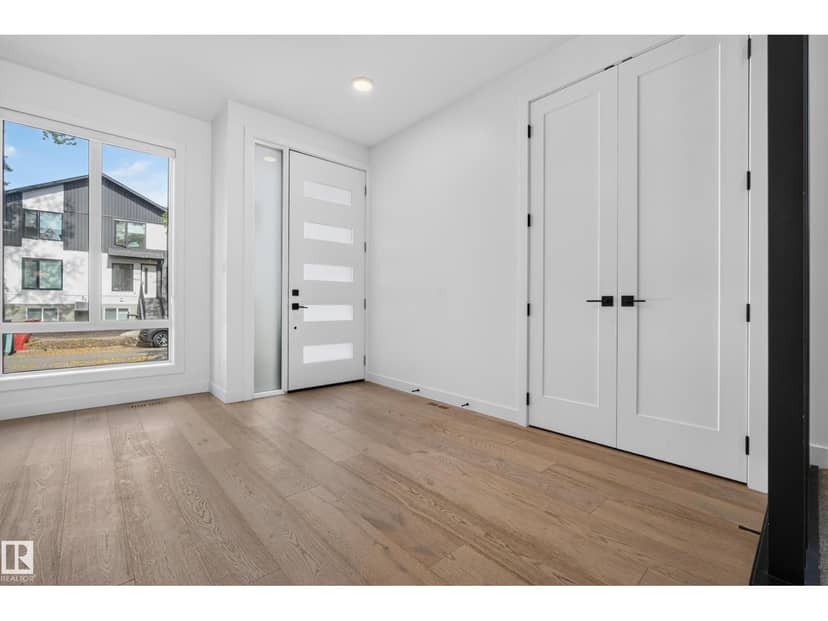 11207 75 AV NW — photo 10 of 40