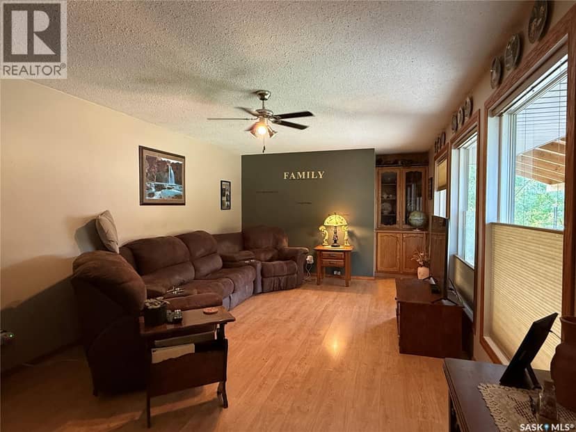 912 Railway AVENUE — photo 3 of 31
