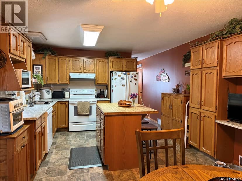 912 Railway AVENUE — photo 4 of 31
