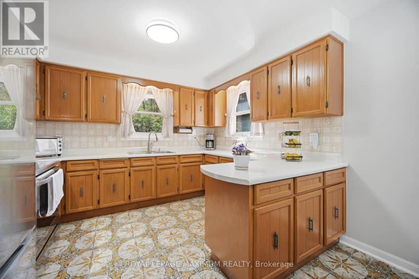 255 John Street — photo 12 of 40