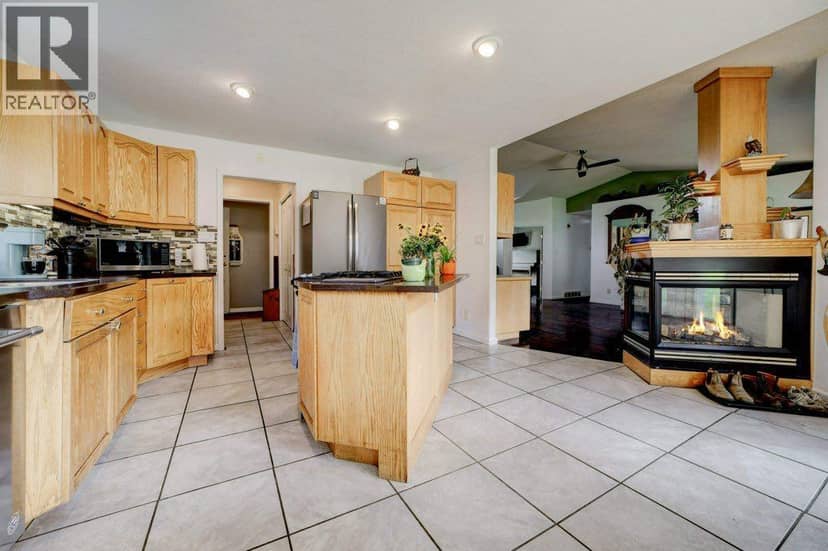 6018 16 Avenue — photo 9 of 34