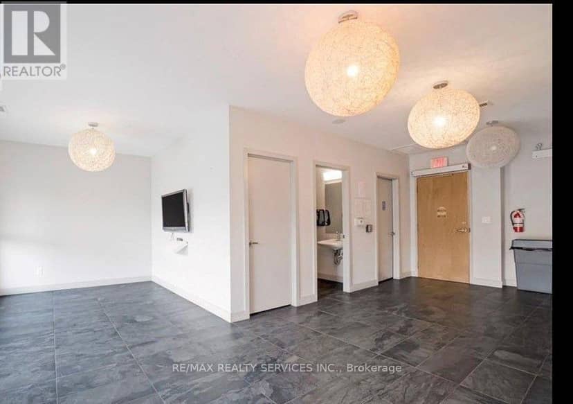 509 - 1 Victoria Street S — photo 11 of 23
