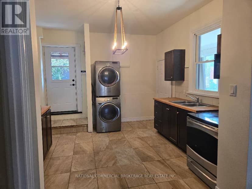 138 Victoria Avenue N — photo 11 of 27