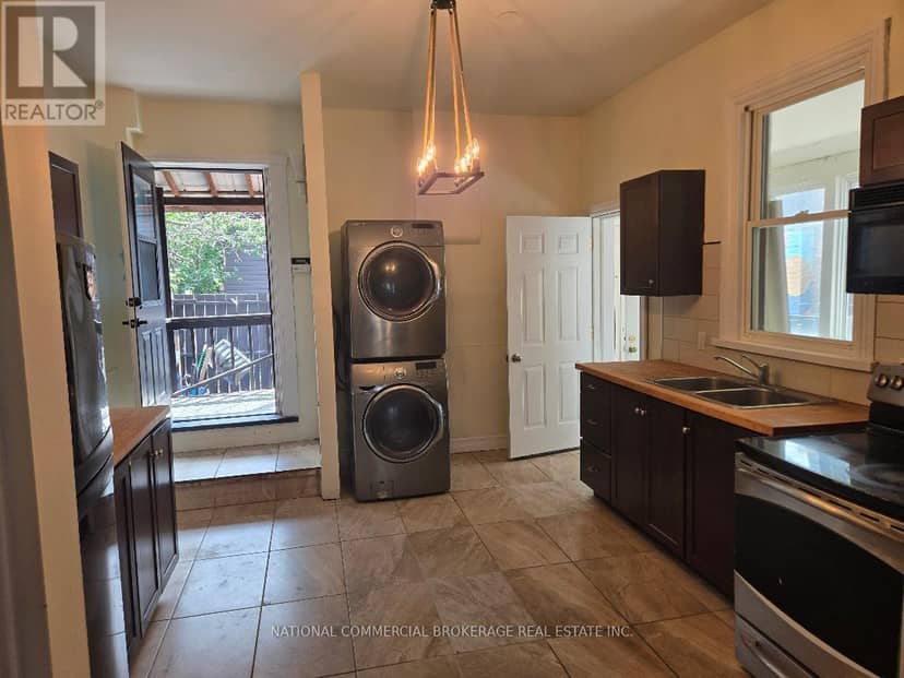 138 Victoria Avenue N — photo 12 of 27