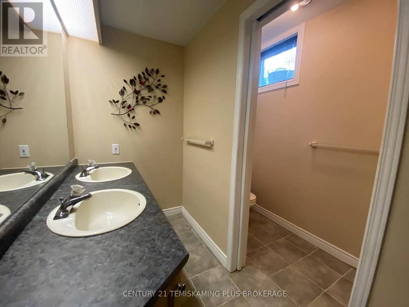 43 O'Connor Drive — photo 26 of 38