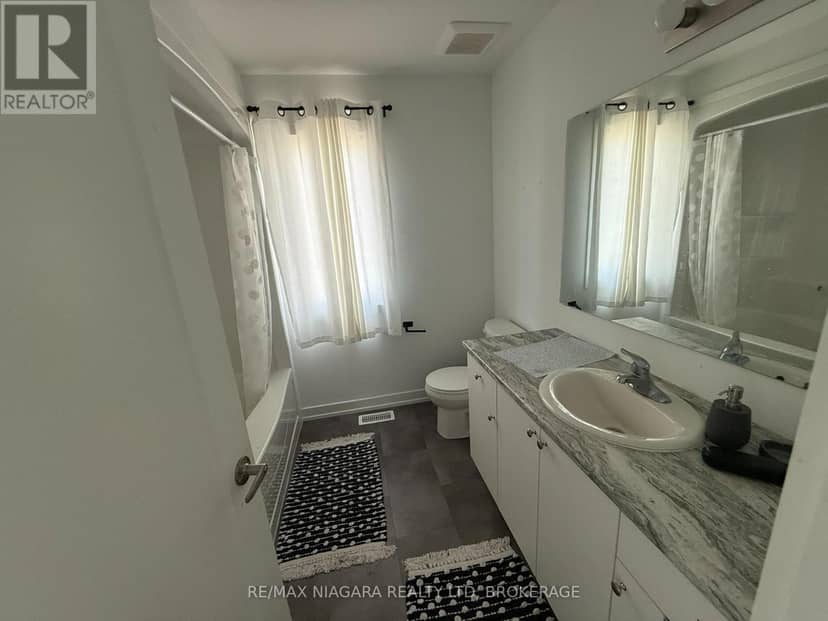 824 - 4263 Fourth Avenue — photo 9 of 17